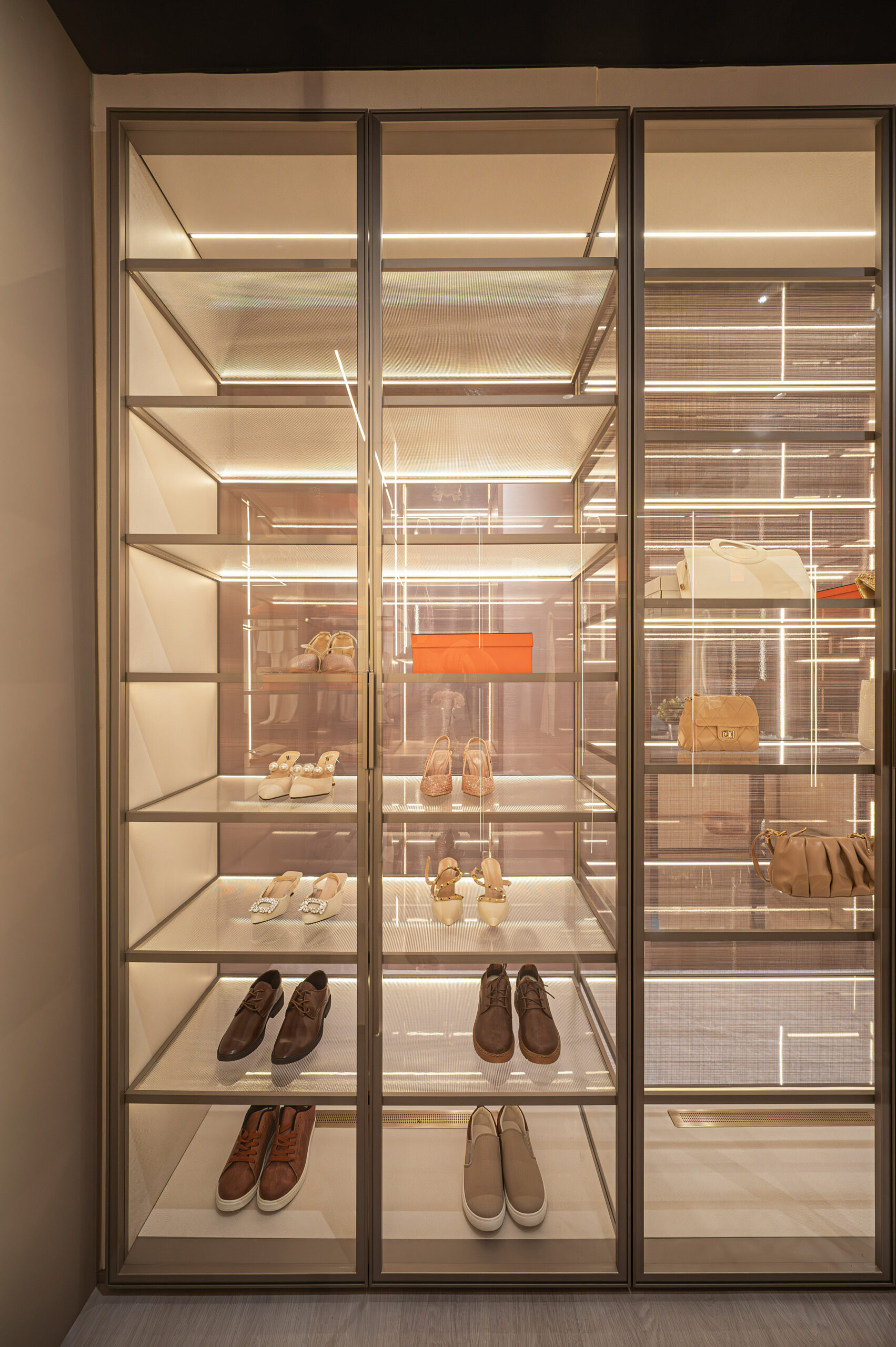 Solitaire Aluminium Glass Shoes and Bags Display Cabinet